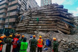 Rescue workers at the collapsed building in Eastleigh, Nairobi