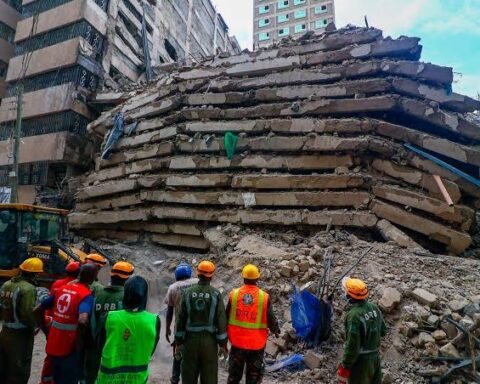 Rescue workers at the collapsed building in Eastleigh, Nairobi