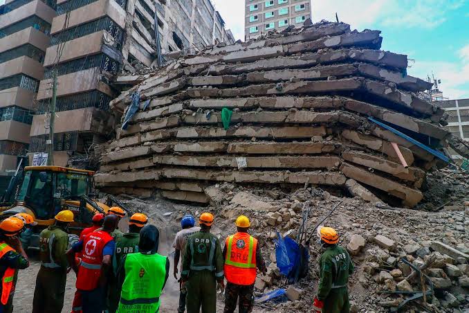 Rescue workers at the collapsed building in Eastleigh, Nairobi